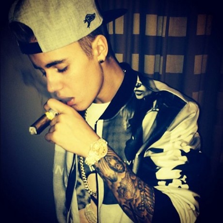 Justin-Bieber-Smoking-Cigar-500x500.jpg